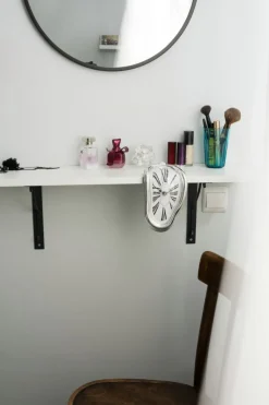 Cieknący zegar Salvadora Dalí - RZYMSKIE CYFRY