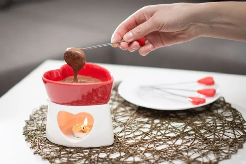 Czekoladowe fondue czerwone porcelanowe